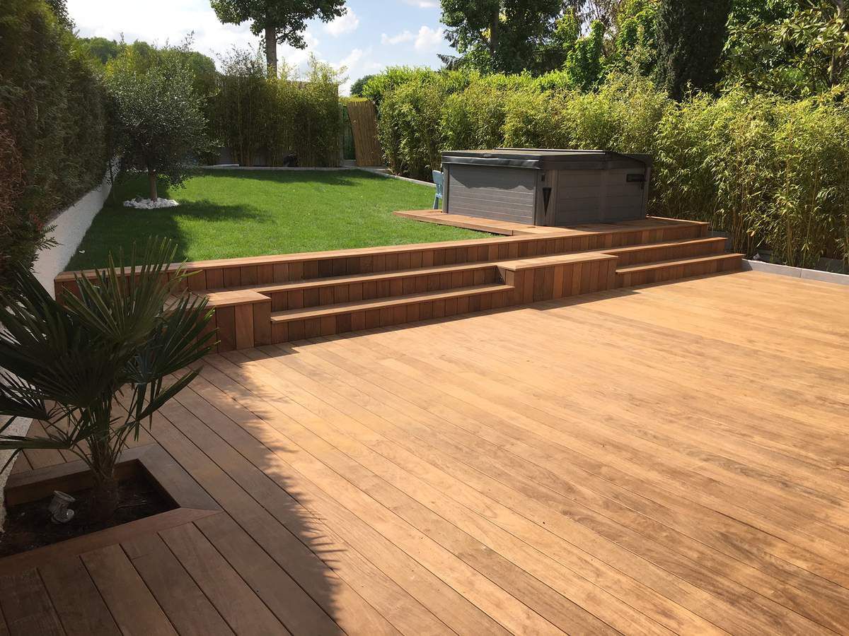 Terrasse en bois avec Jardin